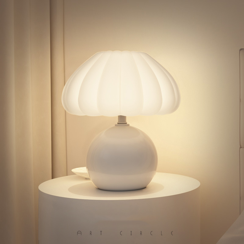 Прикроватный столик в кремовом – обзор и цена Mushroom Table Lamp