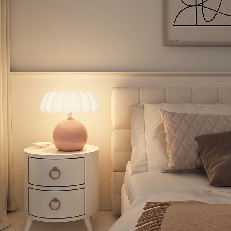 Прикроватный столик в кремовом – обзор и цена Mushroom Table Lamp